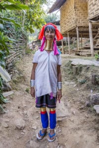 Kayan Frau mit ihrer farbenfrohen Tracht und den Messingringen Am Hals, Armen. und an den Beinen