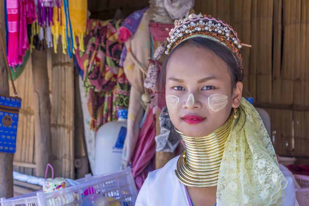 Junge Frau des Bergvolkes Kayan in Thailand