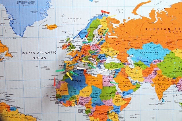 Pins und kleine Fahnen auf der Weltkarte - wie richtig reisen