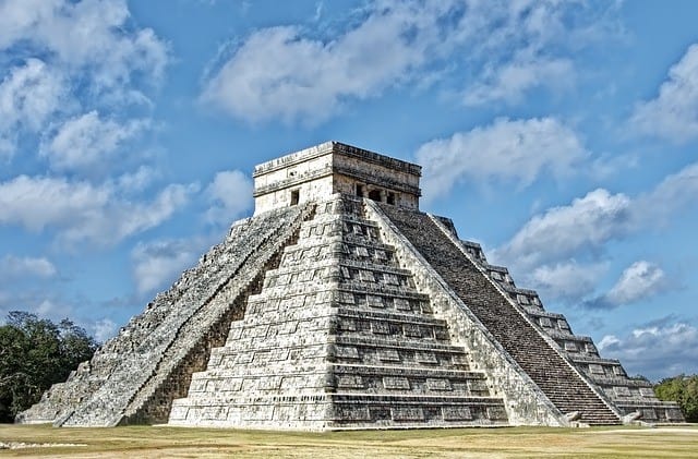 Mexico - Maya Pyramide in Chichen Itza vor blauem Himmel ein Quelle für die Archäologie