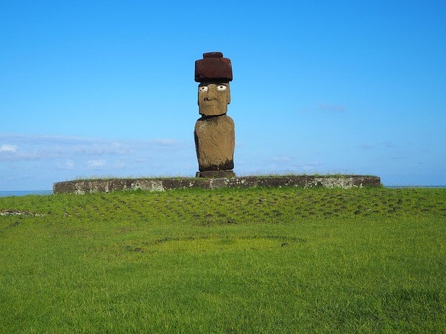 Moai - Steinerne Figur auf der Osterinsel. Die Archäologie fand den Grund für den Untergang dieser Kultur