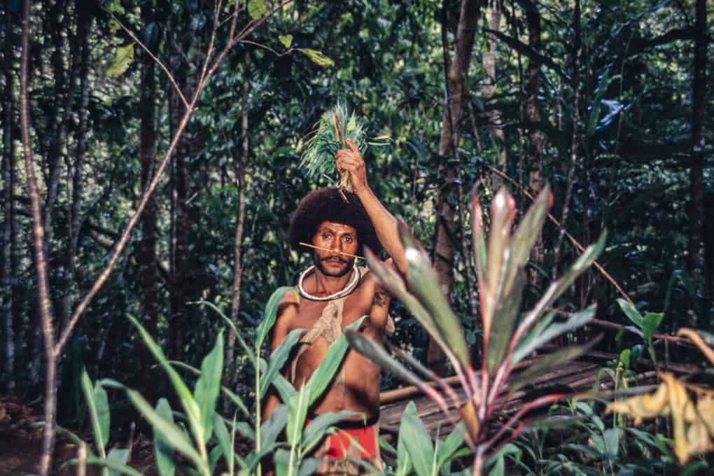 Ureinwohner von Papua Neuguinea besprüht seine Haare mit heiligem Wasser
