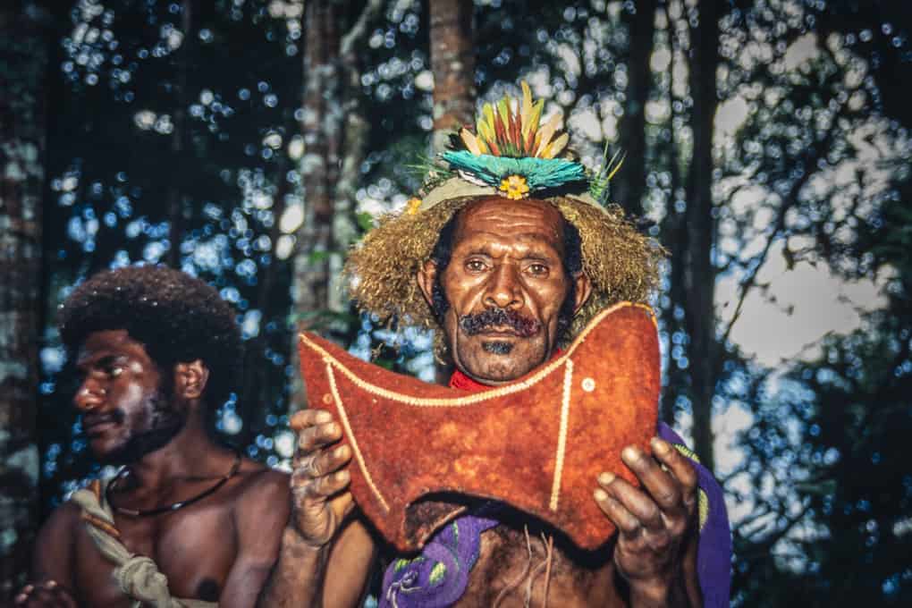 Ureinwohner Papua-Neuguineas präsentiert stolz seine Perücke