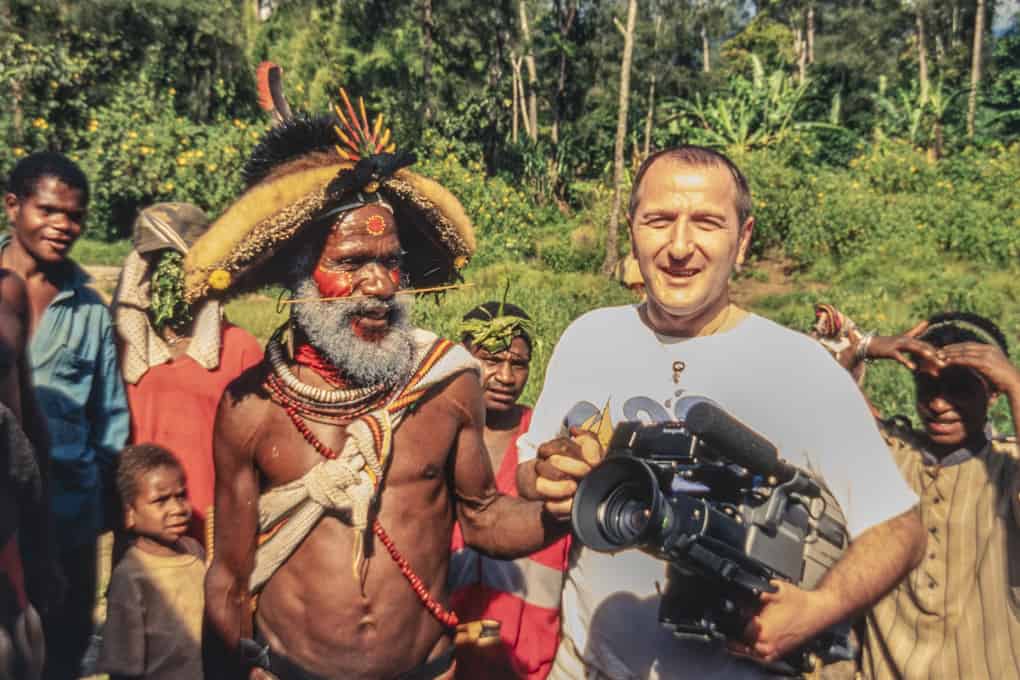 Kameramann Reiner Kerner mit einem Huli - Wigman in Papüua-Neuguinea
