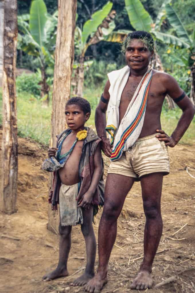 Einwohner von Papua-Neuguinea mit seinem Sohn