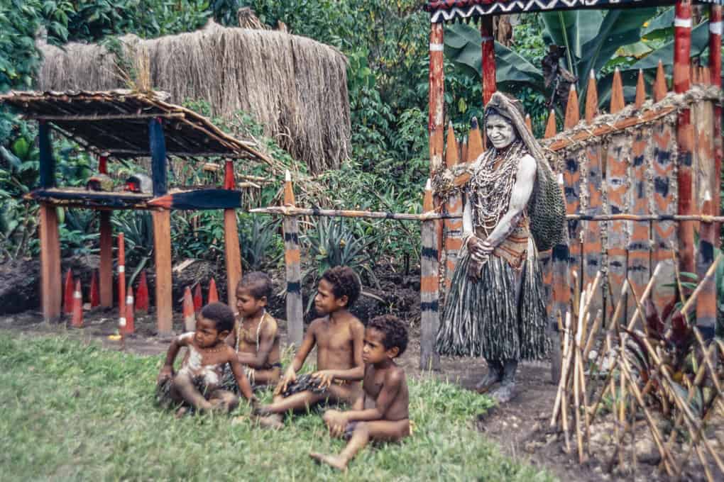 Eine Witwe bestreut sich mit Asche in Papua-Neuguinea