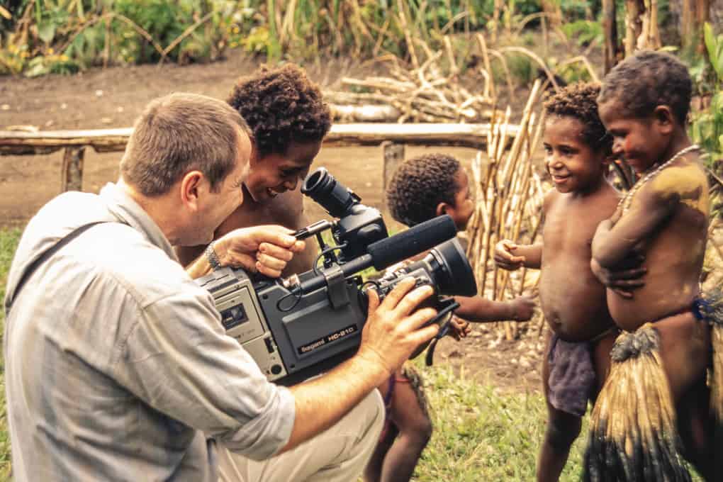 Reiner Kerner zeigt den Kindern aus Papua-Neuguinea seine Aufnahmen