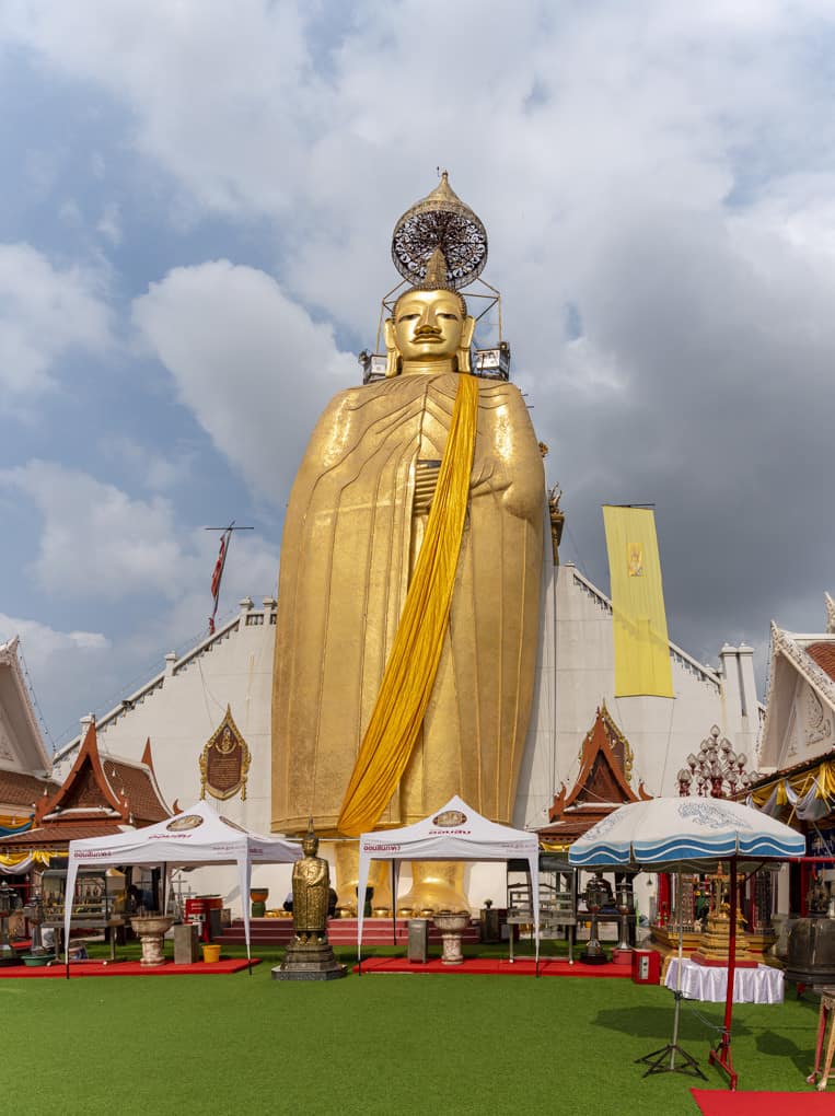 Der stehenede Buddha im Wat Intharawihan