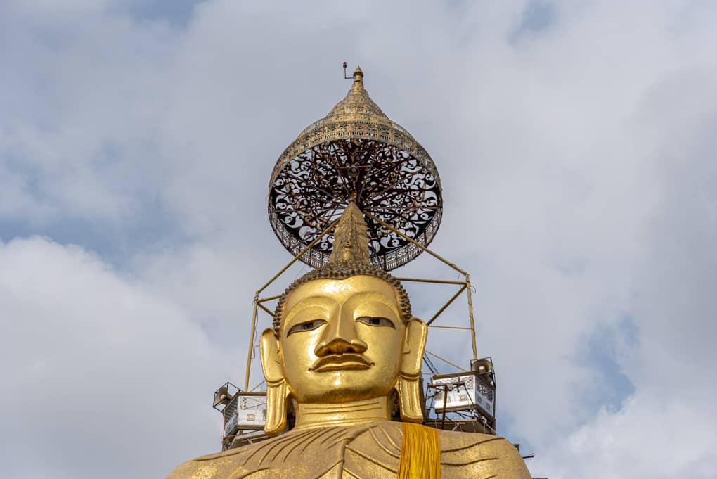 Kopf des stehenden Buddha im Wat Inthrarawiharn in Bang