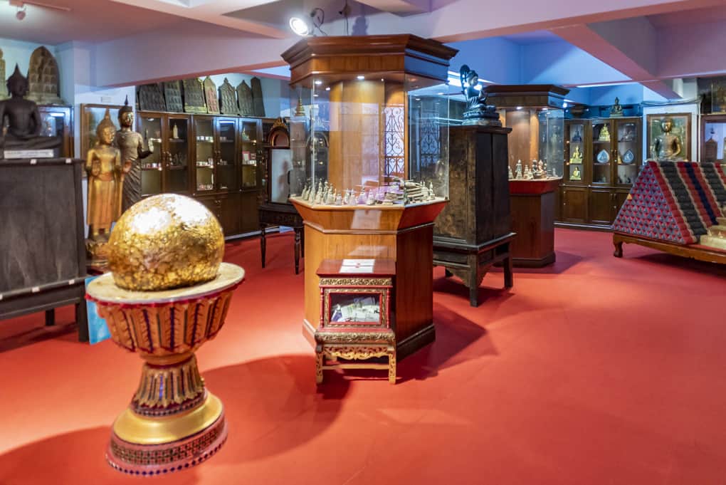 Sammlung in den Kellern des Wat Intharawihan