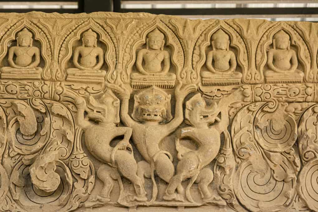 Türsturz mit Buddha-Darstellungen und Abbildungen der indischen Mythologie im Phimai National Museum