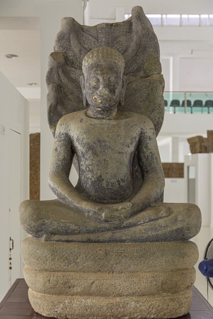 Buddha-Statue mit Naga-Schlange