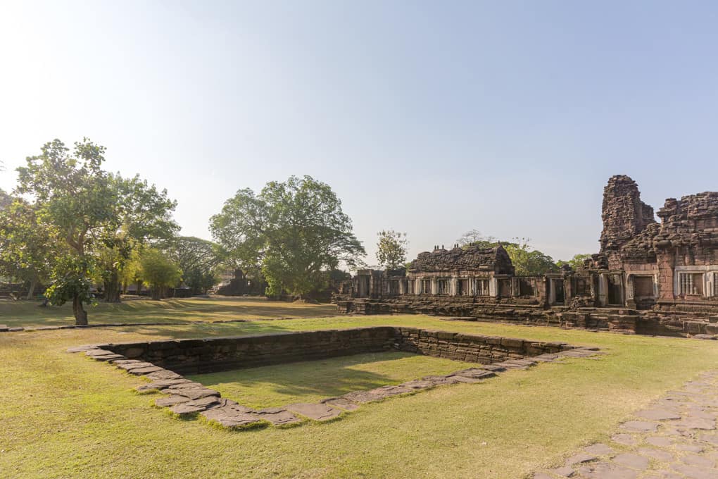 Wasserbecken auf den path way im Prasat Hin Phimai