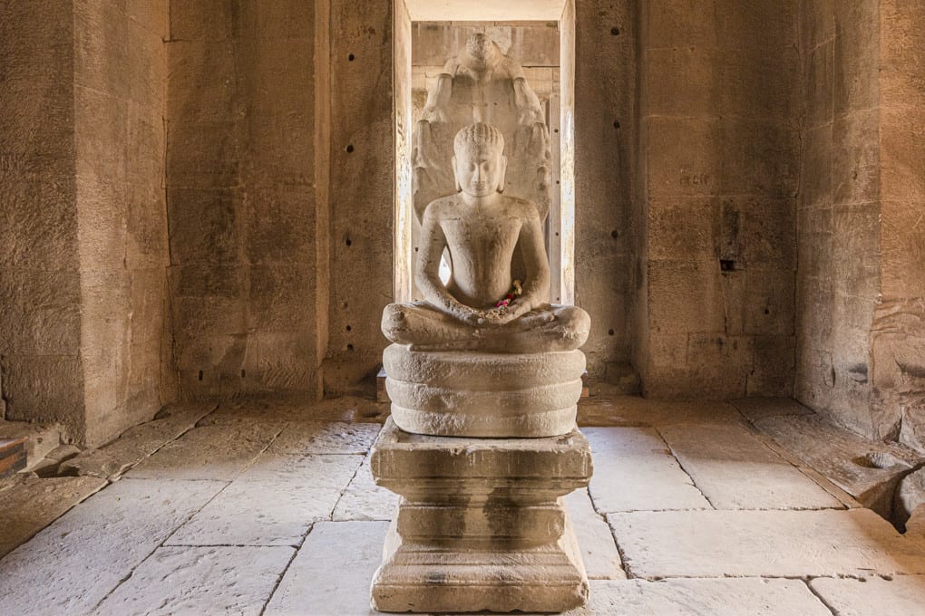 Buddha-Statue die von einer Naga-Schlange beschützt wird