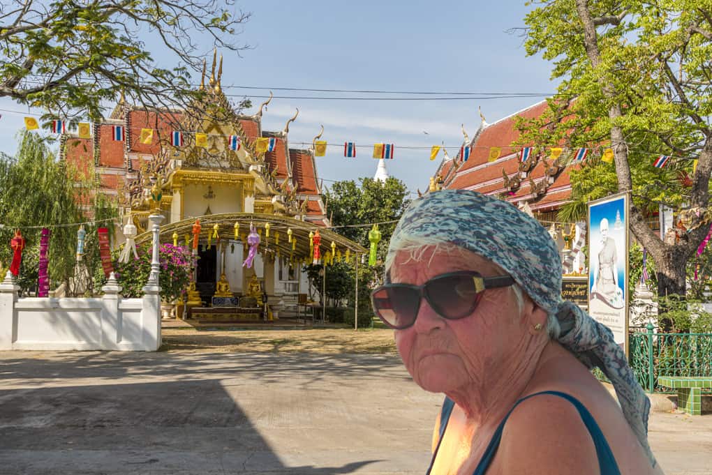 Frau vor einen Tempel