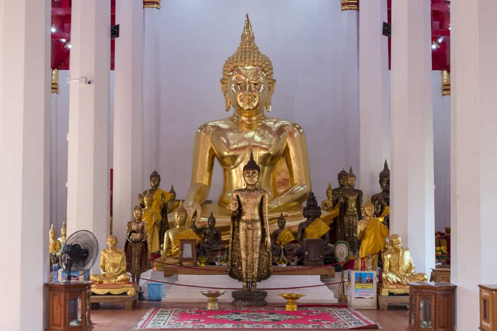 Goldener Buddha im Obosot vom Wat Phra Si Rattana Mahathat