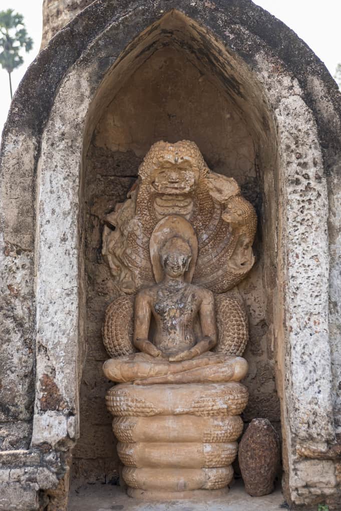 Buddha sitzt auf der Naga-Schlange