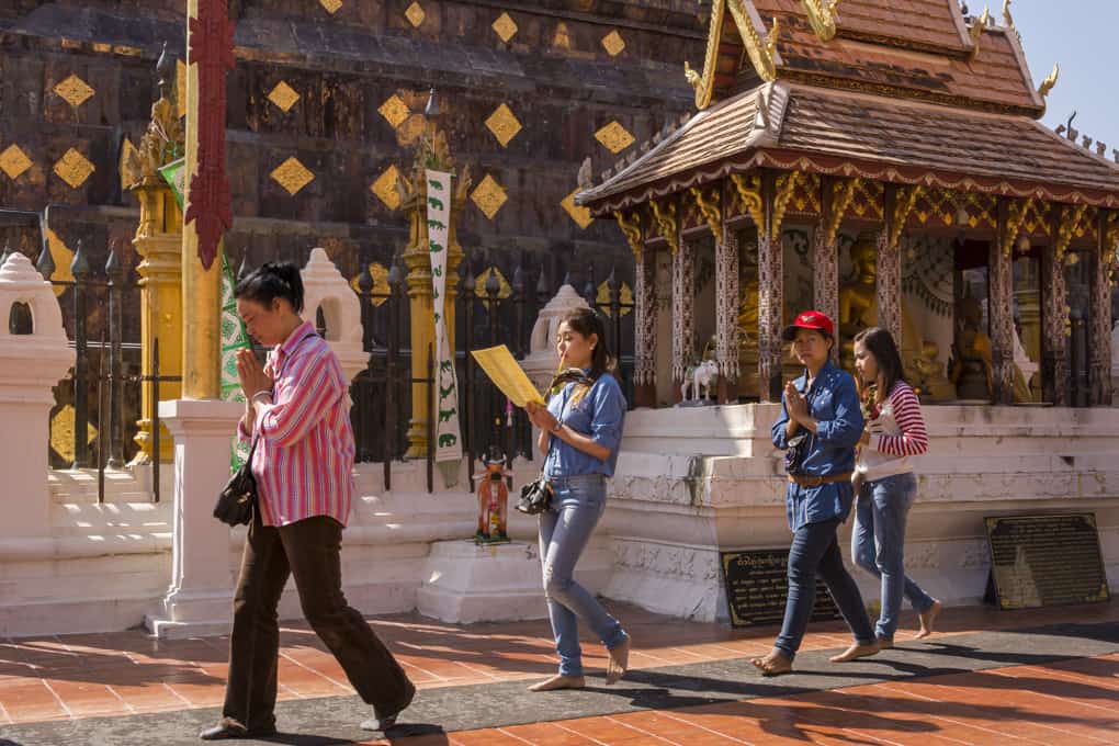 Betendet Buddhisten umrunden 3 mal den Chedie im Wat Phrathat Lampang Luang