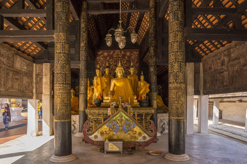 Gruppe Buddha-Figuren im Viharn Nam Tam