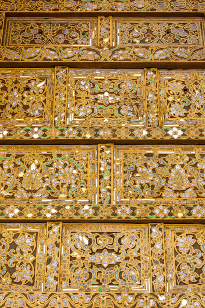 Mosaiken am Viharn Phra Put