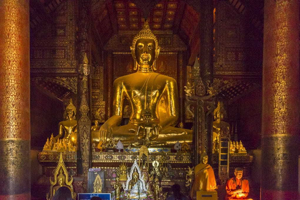 Buddha-Statue im Vihran Phra Put im Wat Phrathat Lampang Luang