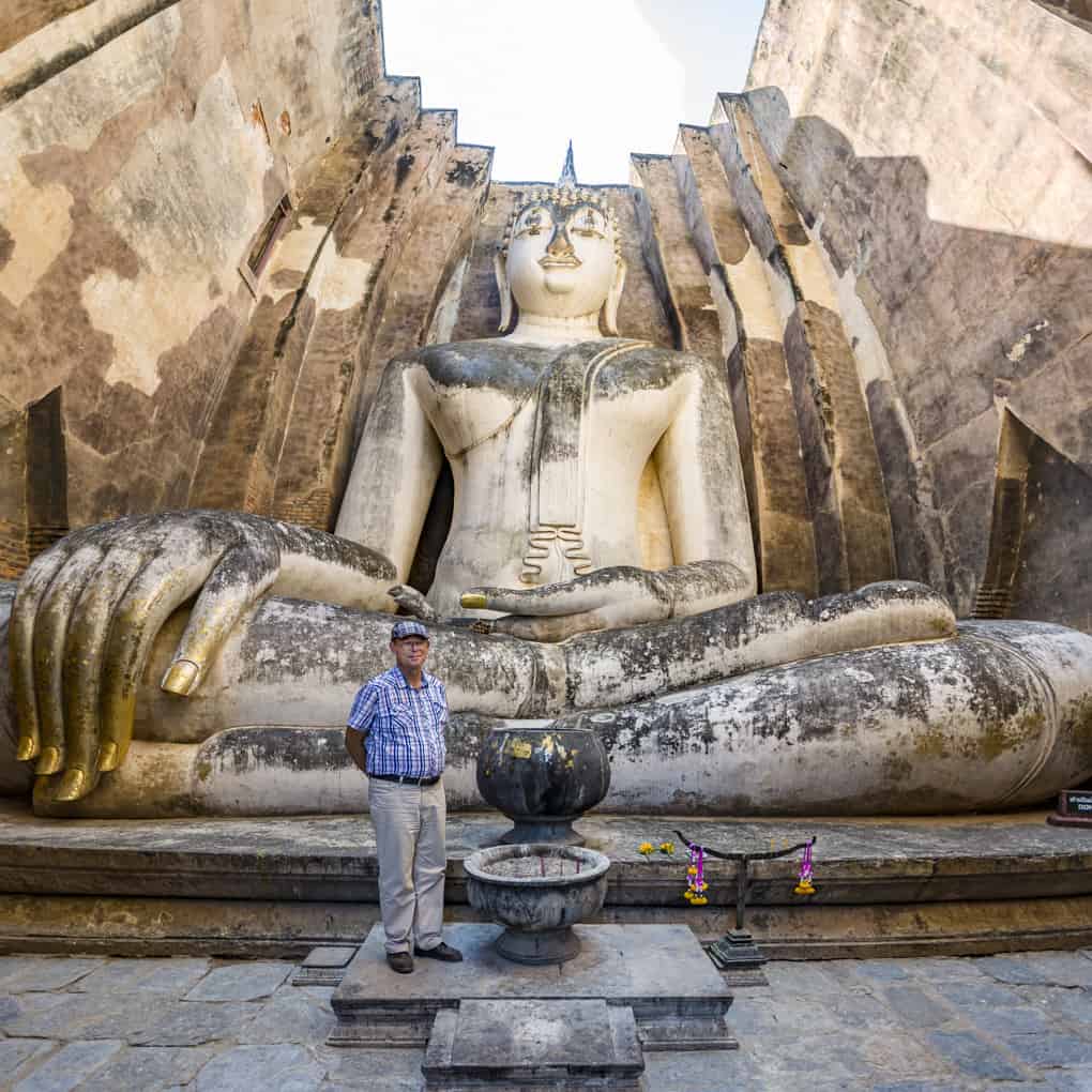 Vergleich des grossen Buddhas mit einem Menschen