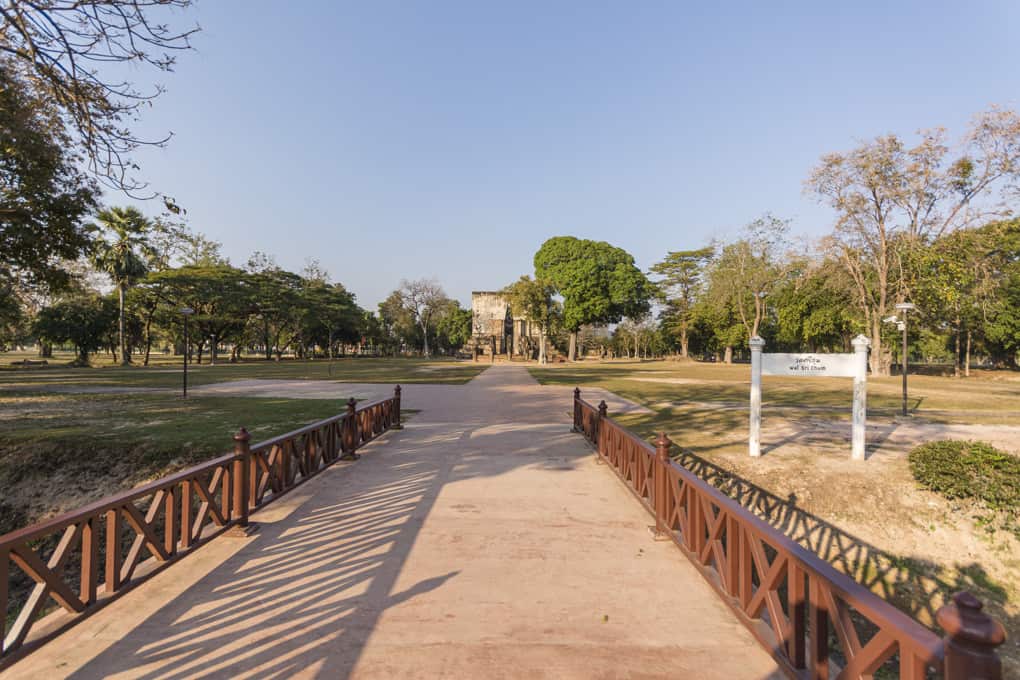 Bruecke und Eingang zum Wat Si Chum