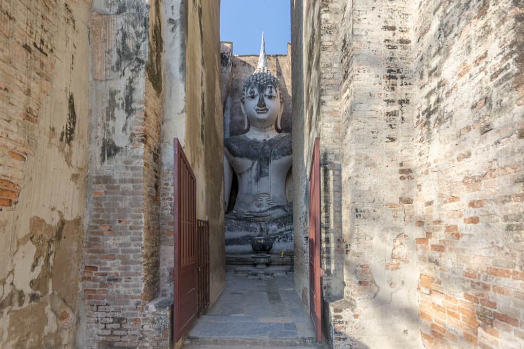 Eingang zum grossen Buddha im Wat Si Chum Sukhothai