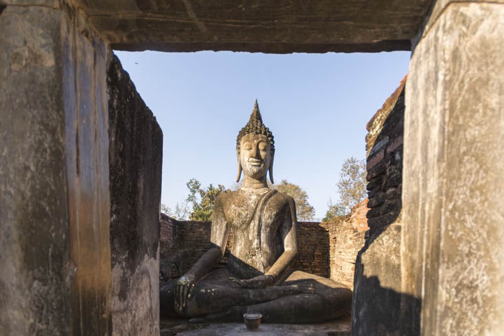 Buddha-Figur in noerdlichen Modop von Wat Si Chum Sukhothai