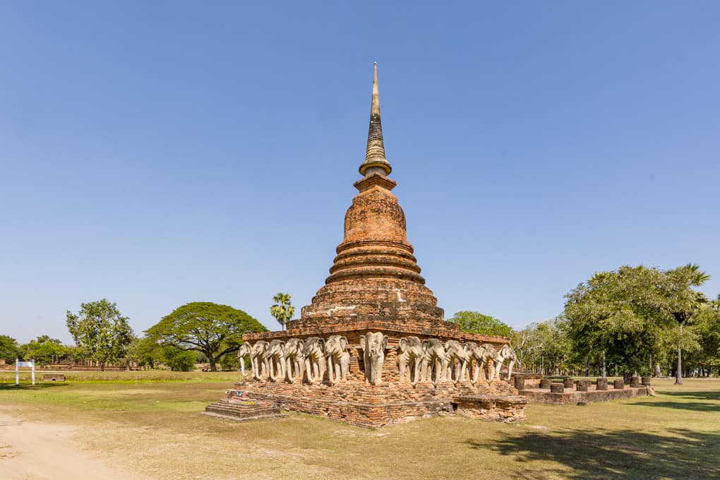Der Chedi und der Viharn vom Wat Sorasak im Historischen Park Sukhothai
