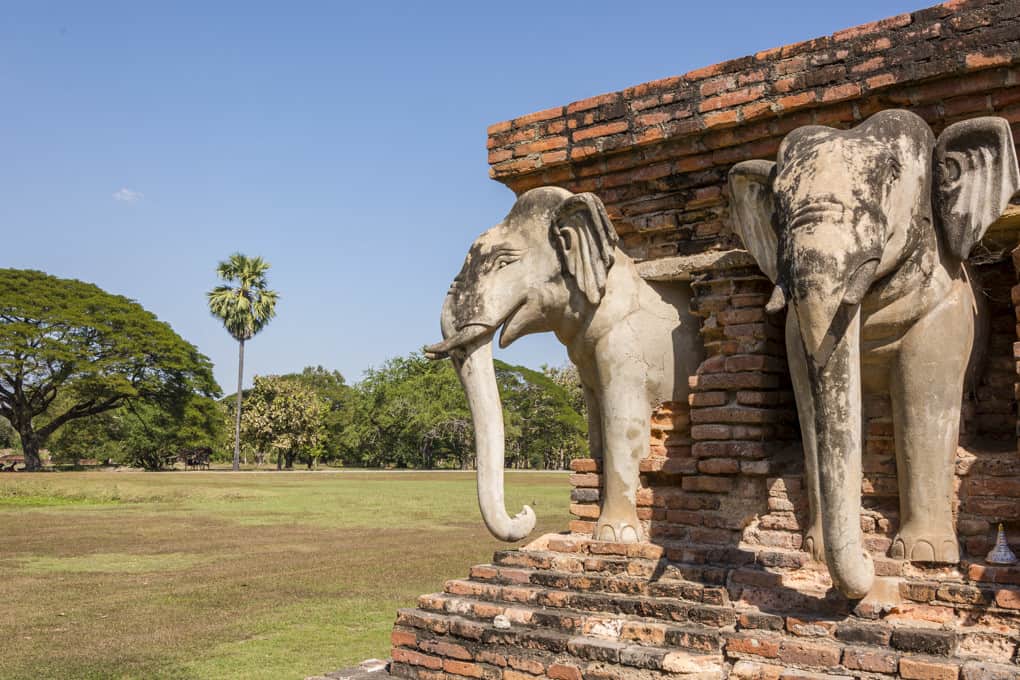 Elefanten Statue auf einer Ecke im Wat Sorasak in Sukhothai