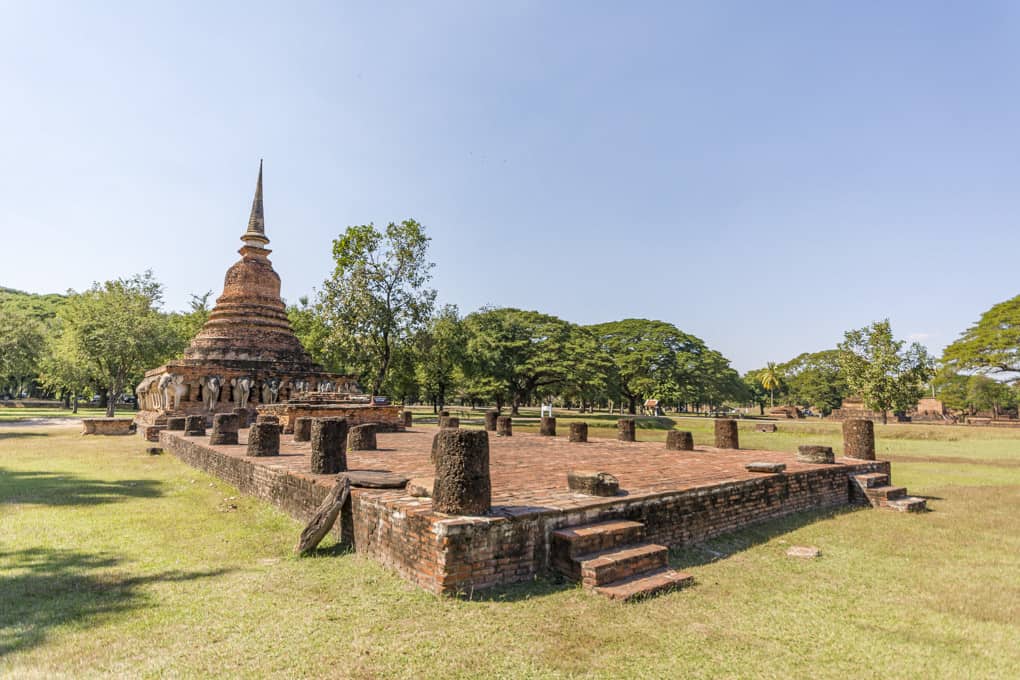 Der Chedi im Wat Sorasak in Sukhothai mit den Resten des Viharn