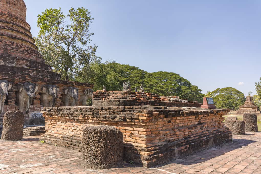 Sockel im Viharn auf dem eine Buddha-Statur im Wat Sorasak stand