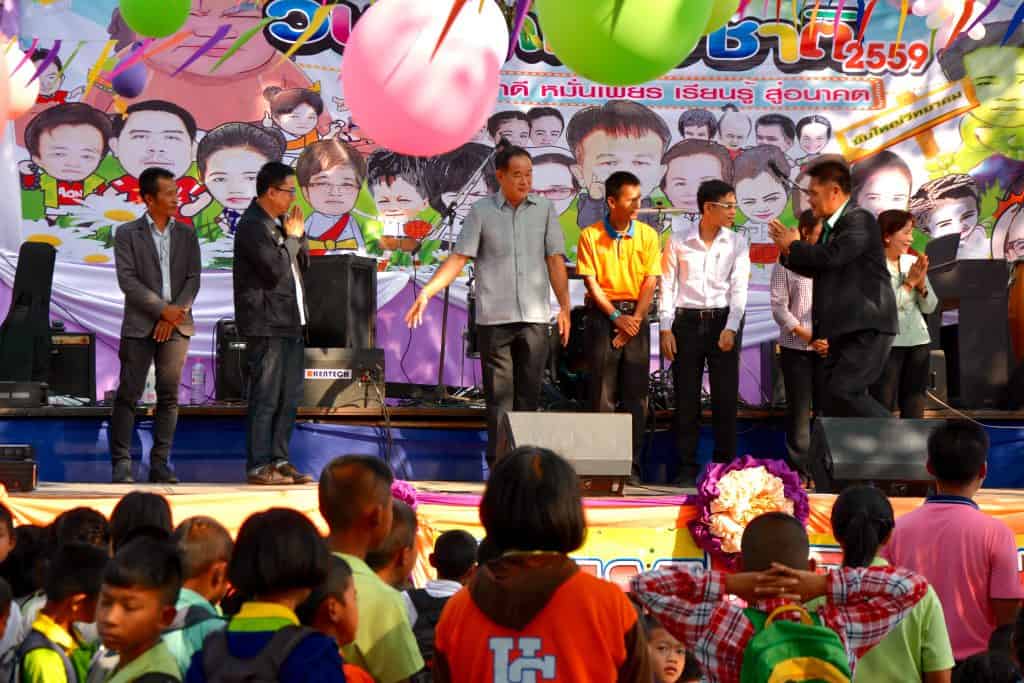 Begrüßung der Ehrengäste auf dem Kindertag in Thailand