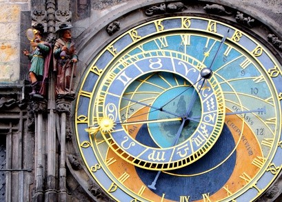 Rathausuhr Prag - Zeitrechnungen und die Unterschiede zwischen Buddhisten und Europäern
