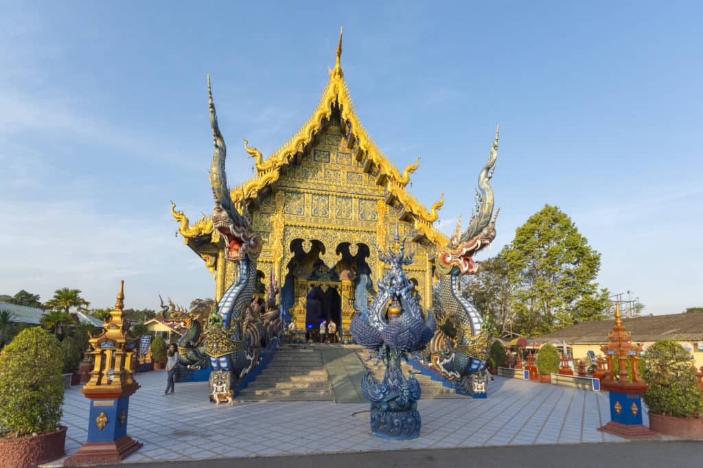 Eingang zur Haupthalle des Blauen Tempel in Chiang Rai - Nordthailand