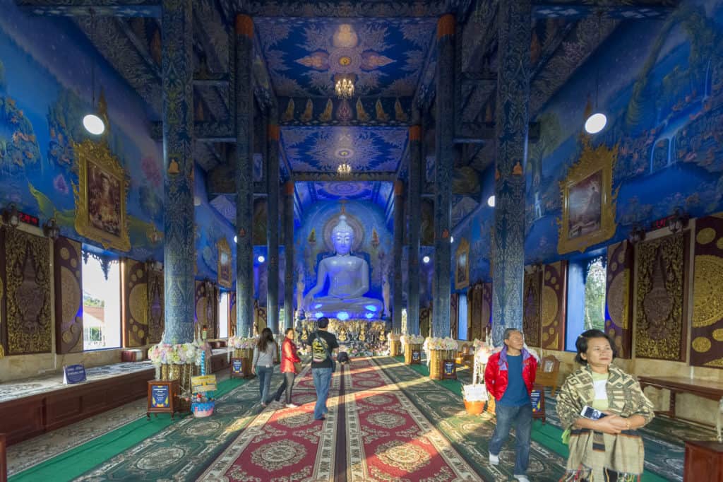 Der Innenraum des heiligsten Gebäudes im Blauen Tempel Chiang Rai - Nordthailand