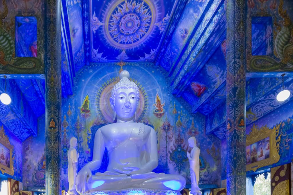 Der große weiße Buddha in Blauen Tempel von Chiang Rai