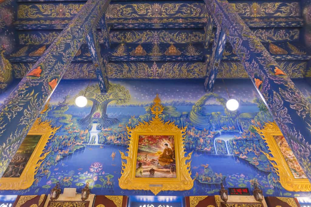 Wandbilder erzählen farbenfroh aus dem Leben von Buddha in blauen Tempel Chiang Rai - Nordthailand