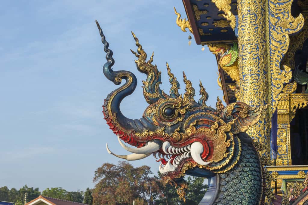 Naga Schlangenkopf am Eingang zum Blauen Tempel in Chiang Rai - Nordthailand