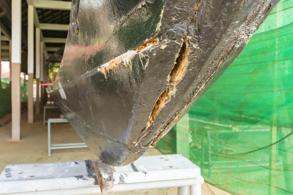 Aufgesplittertes Hols an einer Barkasse - königliche Bootswerft Bangkok - Thailand