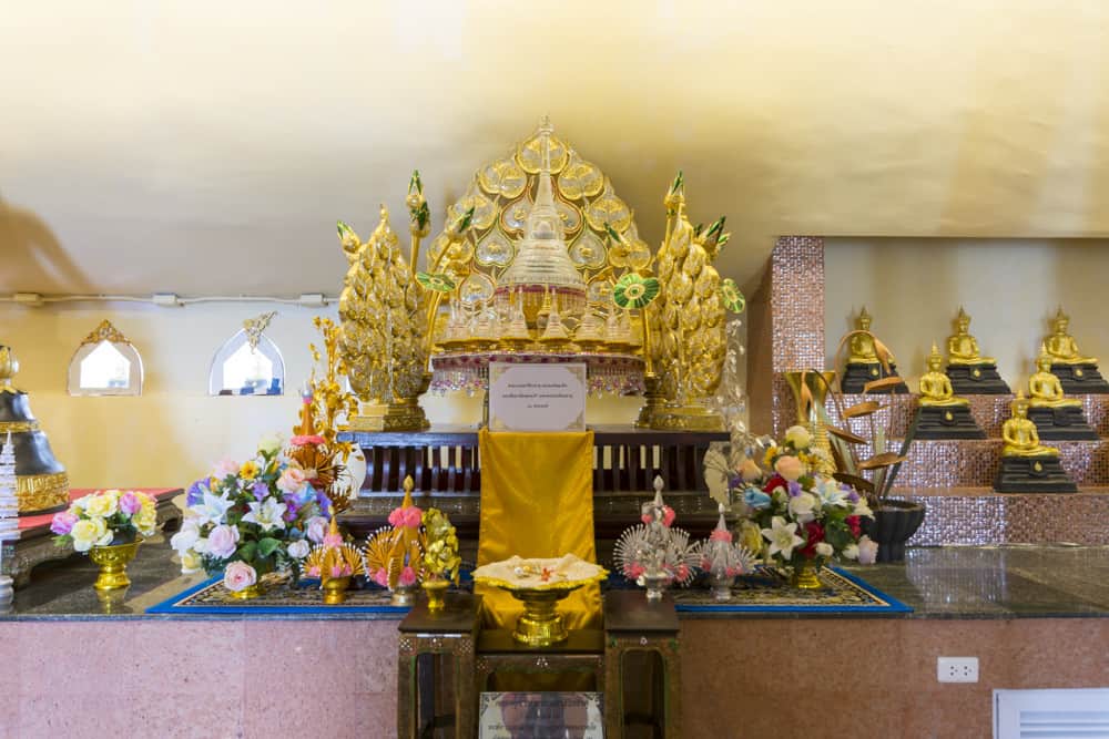 Gold verzierter Thron im Innenraum vom Buddha Thamaracha - Phetchabun