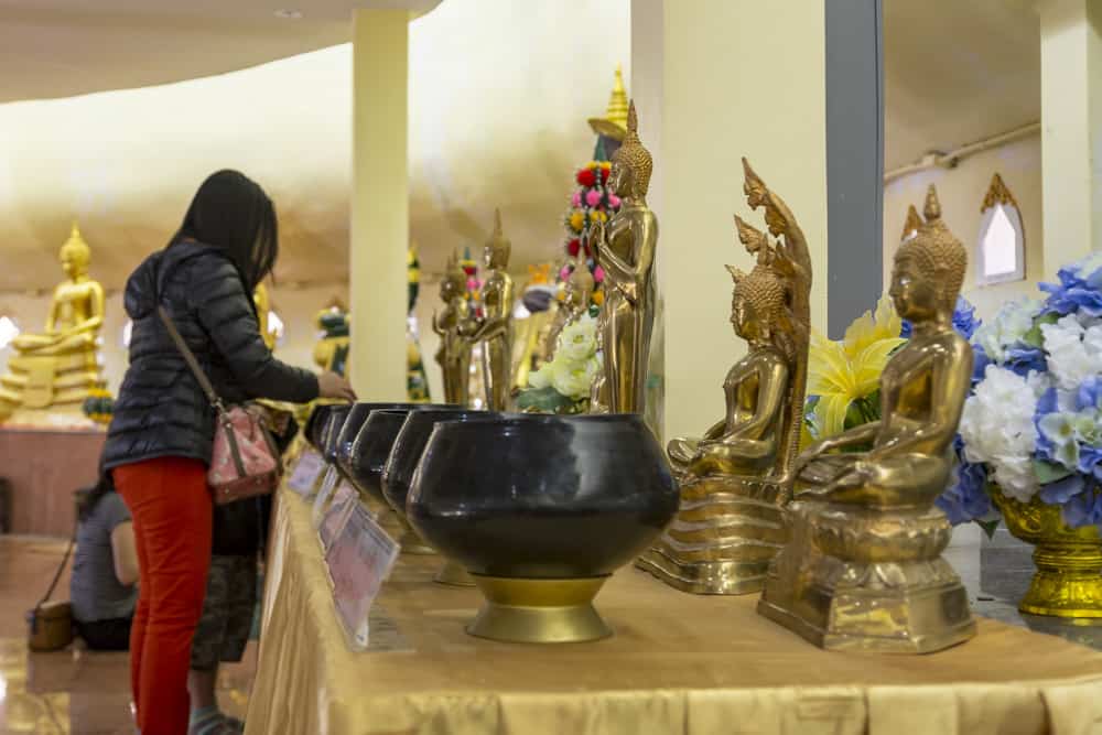 Spendengabe für den Geburtstagsbuddha - Phetchabun