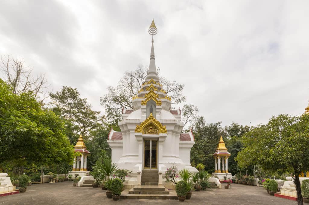 Buddhas Fußabdruck steht in diesem Gebäude - Wat Phet Wararam - Phetchabun