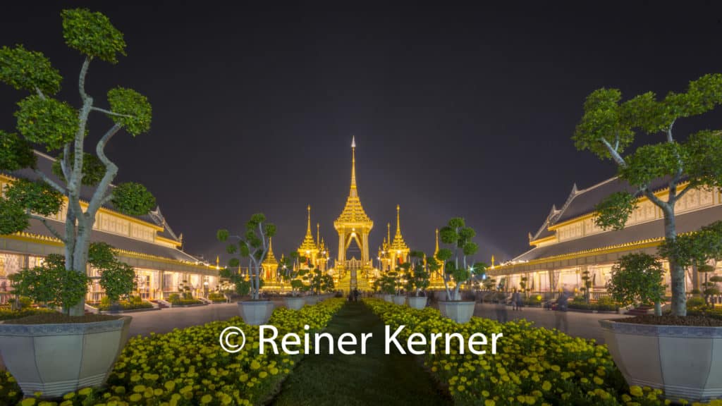 Nachtaufnahme des Krematorium von seiner Majestät König Adulyadej Rama IX