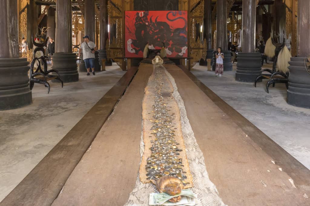 Schlangenhaut mit Geldspenden - Künstler Thawan Duchanee - Schwarze Haus in Chiang Rai - Thailand