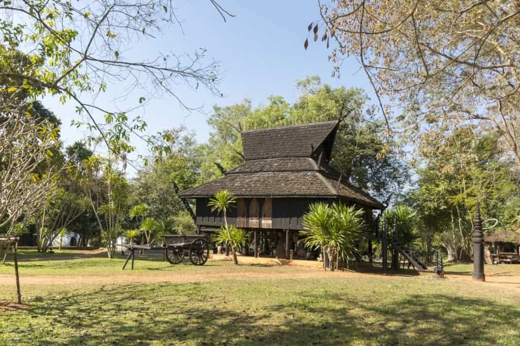 Haus dessen Form der alten Thailändischen Häusern mit Stallungen unter dem Haus entspricht - Künstler Thawan Duchanee 