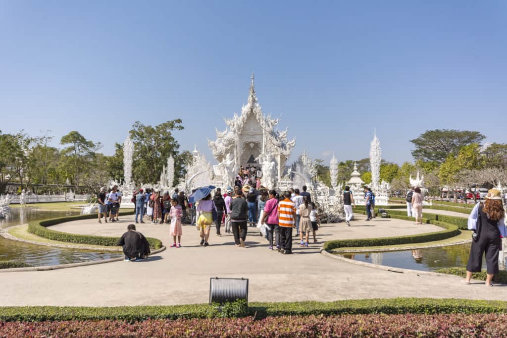 Menschen vor der Hölle im Weißen Tempel von Chiang Rai - Wat Rong Khun