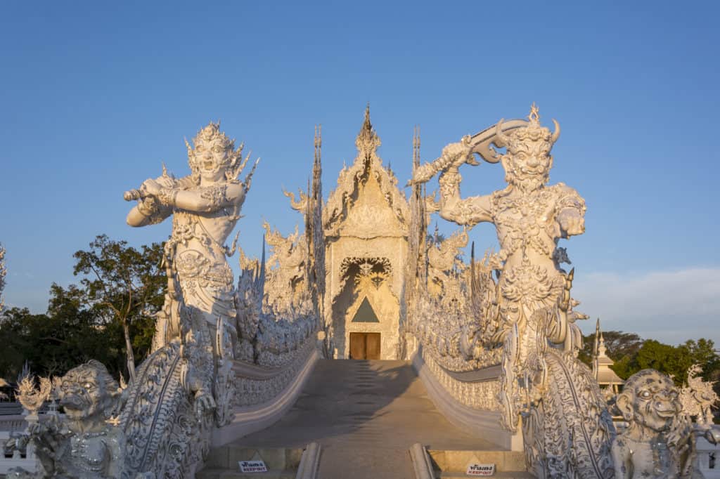 Steinerne Torwächter bewachen den Durchgang zum Himmel - Wat Rong Khun
