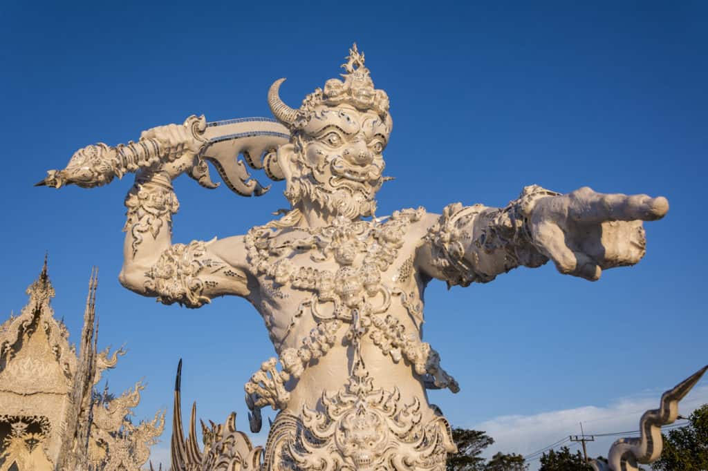 Detailaufnahme eines Torwächters im Weißen Tempel in Chiang Rai - Wat Rong Khun